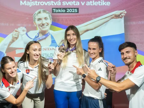 Slovenskí reprezentanti v atletike zľava Daniela Ledecká (beh 400 metrov cez prekážky), Gabriela Gajanová (beh 800 metrov), Emma Zapletalová s bronzovou medailou (beh 400 metrov cez prekážky), Hana Burzalová (chôdza 20 km a 35 km) a Dominik Černý (chôdza 20 km a 35 km) pózujú po návrate z tokijského svetového šampionátu v atletike.