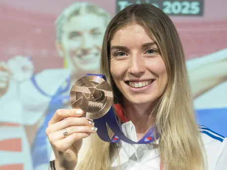 Na snímke slovenská reprezentantka v atletike Emma Zapletalová pózuje s bronzovou medailou, ktorú získala v behu na 400 metrov cez prekážky po návrate z tokijského svetového šampionátu v atletike.
