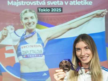 Na snímke slovenská reprezentantka v atletike Emma Zapletalová pózuje s bronzovou medailou, ktorú získala v behu na 400 metrov cez prekážky po návrate z tokijského svetového šampionátu v atletike.