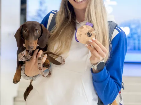 Na snímke slovenská reprezentantka v atletike Emma Zapletalová pózuje s bronzovou medailou, ktorú získala v behu na 400 metrov cez prekážky po návrate z tokijského svetového šampionátu v atletike.