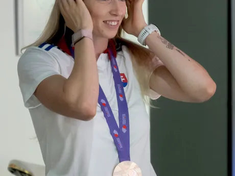 Na snímke slovenská reprezentantka v atletike Emma Zapletalová pózuje s bronzovou medailou, ktorú získala v behu na 400 metrov cez prekážky po návrate z tokijského svetového šampionátu v atletike.