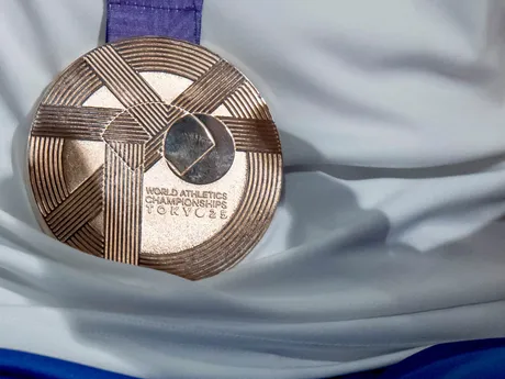 Na snímke slovenská reprezentantka v atletike Emma Zapletalová pózuje s bronzovou medailou, ktorú získala v behu na 400 metrov cez prekážky po návrate z tokijského svetového šampionátu v atletike.