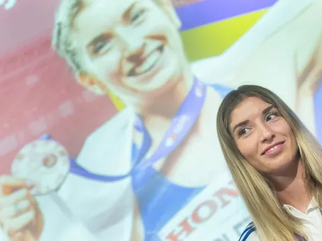 Na snímke slovenská reprezentantka v atletike Emma Zapletalová pózuje s bronzovou medailou, ktorú získala v behu na 400 metrov cez prekážky po návrate z tokijského svetového šampionátu v atletike.