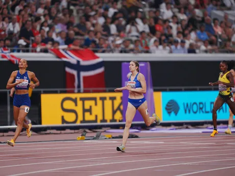 Emma Zapletalová v prvom semifinálovom behu na 400 m cez prekážky na MS v atletike 2025.