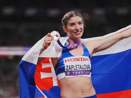 Emma Zapletalová s bronzovou medailou na MS v atletike 2025.