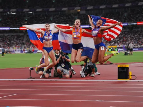 Emma Zapletalová, Femke Bolová a Jasmine Jonesová oslavujú zisk medailu v behu na 400 m cez prekážky na MS v atletike 2025.