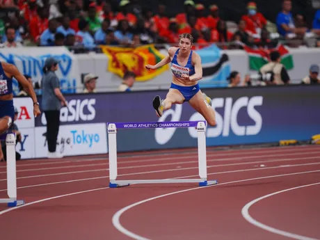 Emma Zapletalová v prvom semifinálovom behu na 400 m cez prekážky na MS v atletike 2025.