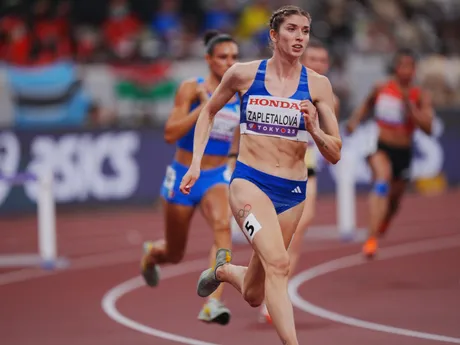 Emma Zapletalová v prvom semifinálovom behu na 400 m cez prekážky na MS v atletike 2025.