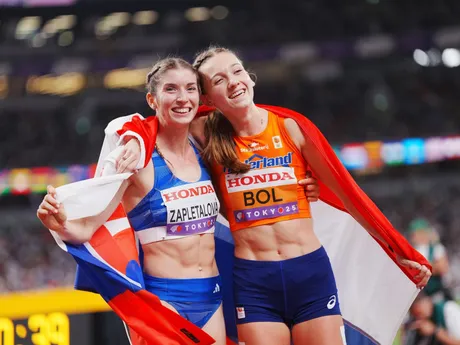 Emma Zapletalová a Femke Bolová po finále v behu na 400 m cez prekážky na MS v atletike 2025.