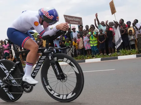 Britská cyklistka Zoe Bäckstedtová ovládla časovku žien U23 na MS v Kigali 2025. 