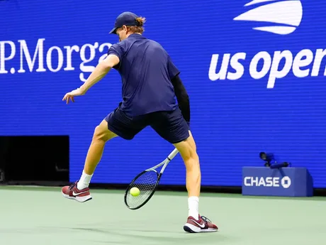Jannik Sinner počas semifinále na US Open 2025.