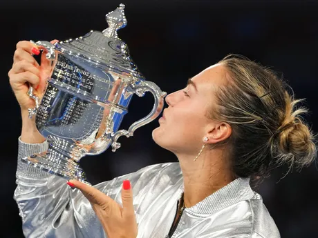 Bieloruská tenistka Aryna Sabalenková s trofejou pre víťazku US Open 2025.