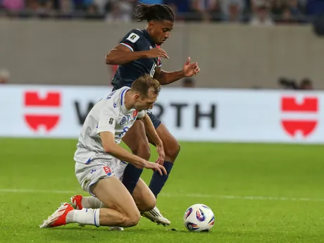 Norbert Gyomber a Leandro Barreiro v súboji počas zápasu Luxembursko - Slovensko v kvalifikácii na MS 2026.