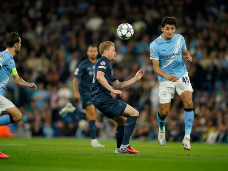 Kevin De Bruyne a Abdukodir Khusanov v zápase Manchester City - Neapol