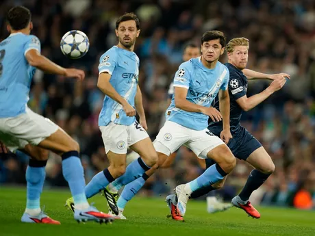 sprava Kevin De Bruyne, Abdukodir Khusanov a Bernardo Silva v zápase Manchester City - Neapol