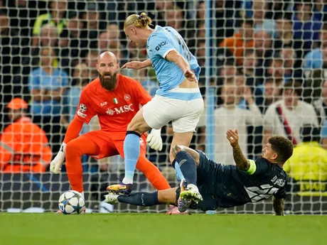 Giovanni Di Lorenzo fauluje Erlinga Haalanda v zápase Manchester City - Neapol