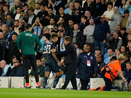 Giovanni Di Lorenzo a Antonio Conte v zápase Manchester City - Neapol