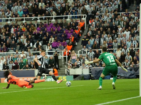 Harvey Barnes v gólovej šanci v zápase Newcastle United - FC Barcelona