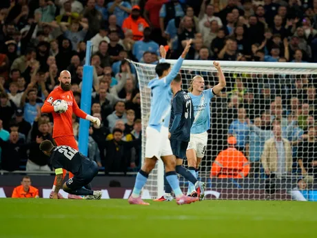 Hráči Manchestru po faule Giovanniho Di Lorenziho v zápase Manchester City - Neapol