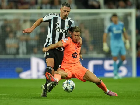 Fabian Schaer a Robert Lewandowski v zápase Newcastle United - FC Barcelona