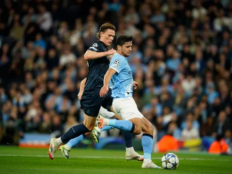 Scott McTominay a Abdukodir Khusanov v zápase Manchester City - Neapol