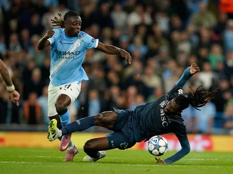 sprava Andre-Frank Zambo Anguissa a Jeremy Doku v zápase Manchester City - Neapol