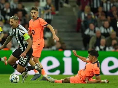 Gerard Martin fauluje Bruna Guimaraesa v zápase Newcastle United - FC Barcelona