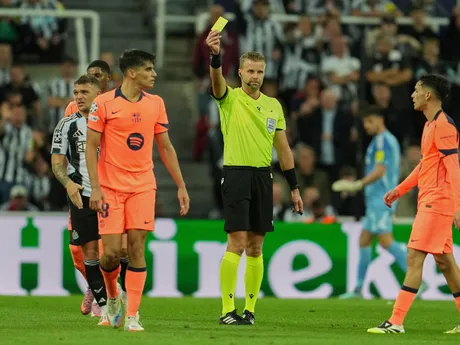 Gerard Martin dostáva žltú kartu v zápase Newcastle United - FC Barcelona