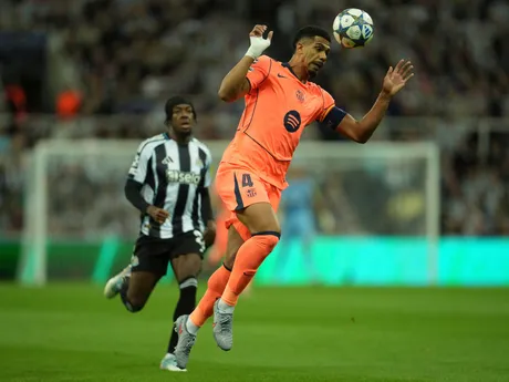 Ronald Araujo v zápase Newcastle United - FC Barcelona