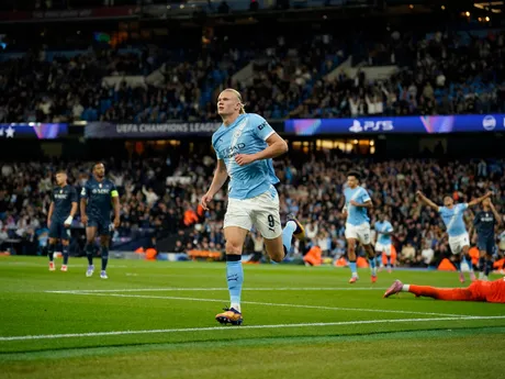 Erling Haaland oslavuje gól v zápase Manchester City - Neapol