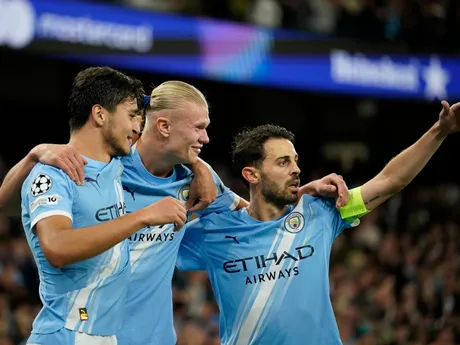 Erling Haaland oslavuje gól so spoluhráčmi v zápase Manchester City - Neapol