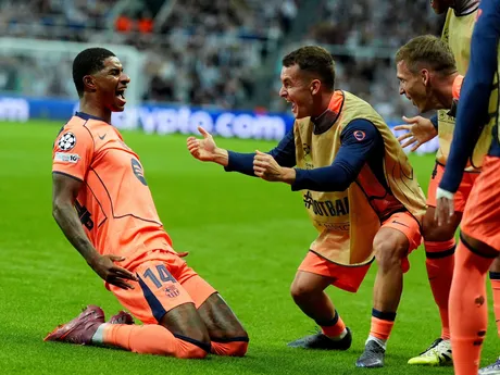 Marcus Rashford oslavuje gól v zápase Newcastle United - FC Barcelona