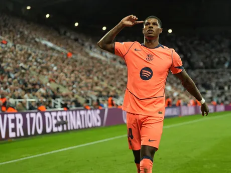 Marcus Rashford oslavuje gól v zápase Newcastle United - FC Barcelona