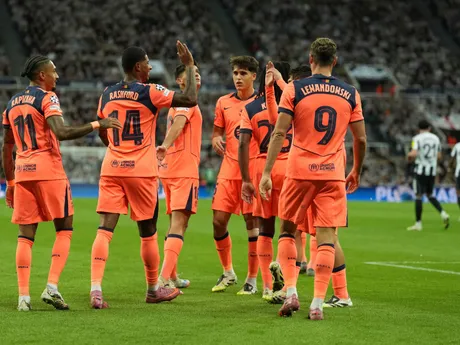 Marcus Rashford oslavuje gól so spoluhráčmi v zápase Newcastle United - FC Barcelona