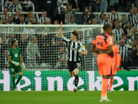 Anthony Gordon oslavuje gól v zápase Newcastle United - FC Barcelona