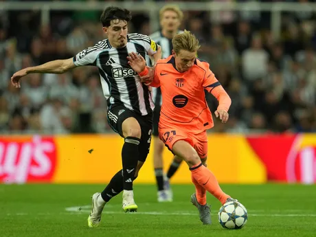 Tino Livramento a Frenkie de Jong v zápase Newcastle United - FC Barcelona