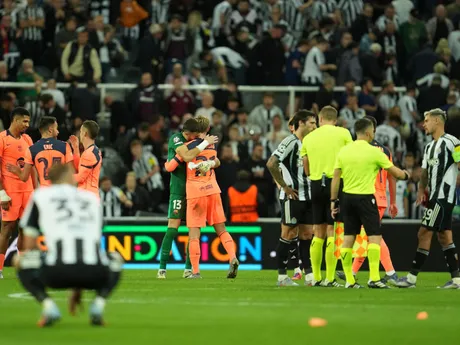 Hráči Barcelony sa tešia z výhry po zápase s Newcastlom United