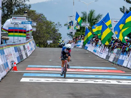 Viktória Chladoňová v cieli časovky U23 na MS v cyklistike 2025.