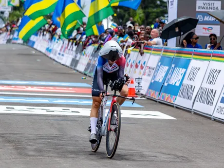 Viktória Chladoňová v cieli časovky U23 na MS v cyklistike 2025.