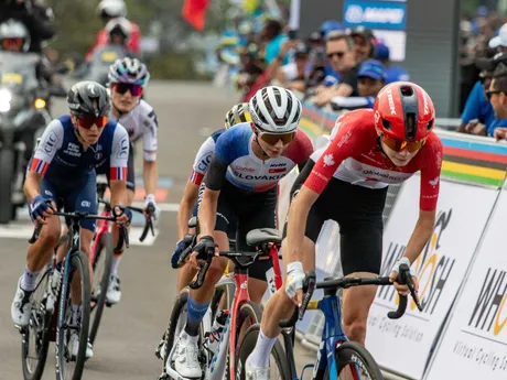 Isabella Holmgrenová pred Viktóriou Chladoňovou počas pretekov U23 na MS 2025.