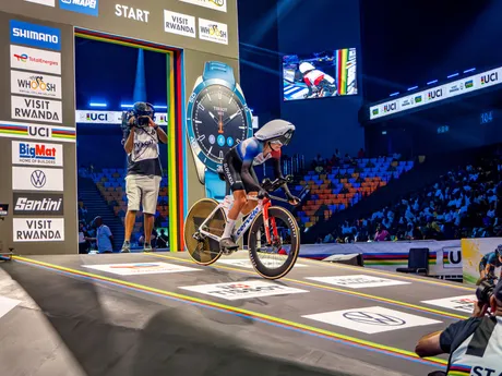 Viktória Chladoňová na štarte časovky U23 na MS v cyklistike 2025.