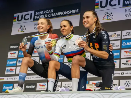 Viktória Chladoňová so striebornou medailou z pretekov U23 na MS v cyklistike 2025. 