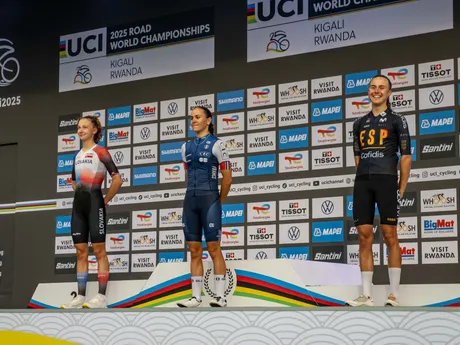 Viktória Chladoňová so striebornou medailou z pretekov U23 na MS v cyklistike 2025. 