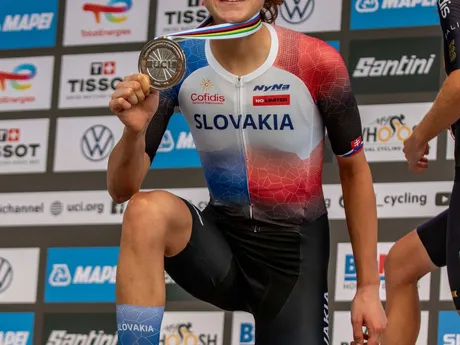 Viktória Chladoňová so striebornou medailou z pretekov U23 na MS v cyklistike 2025. 