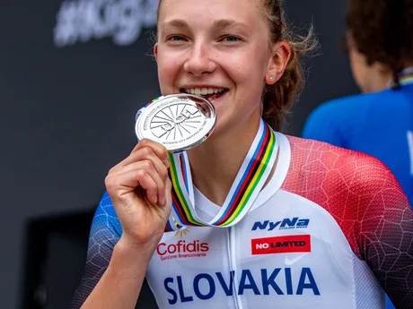 Viktória Chladoňová so striebornou medailou z časovky U23 na MS v cyklistike 2025.