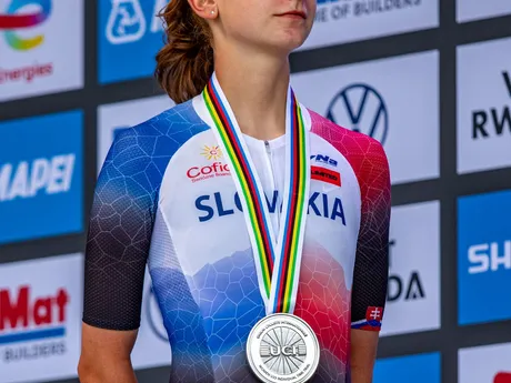 Viktória Chladoňová so striebornou medailou z časovky U23 na MS v cyklistike 2025.
