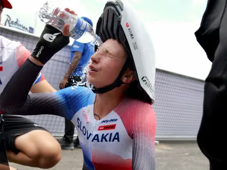 Viktória Chladoňová sa oblieva vodou po časovke U23 na MS v cyklistike 2025.