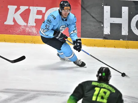 Hráč Slovanu Turner Elson (v pozadí) a hráč Žiliny Scott Austin Kosmachuk v zápase 7. kola Tipsport ligy HC Slovan Bratislava - Vlci Žilina.