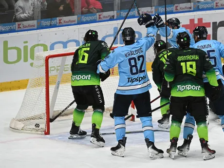 Hokejisti Slovanu Tomáš Královič (v modrom 82) a Eduard Šimun (vpravo) počas zápasu 7. kola Tipsport ligy HC Slovan Bratislava - Vlci Žilina.
