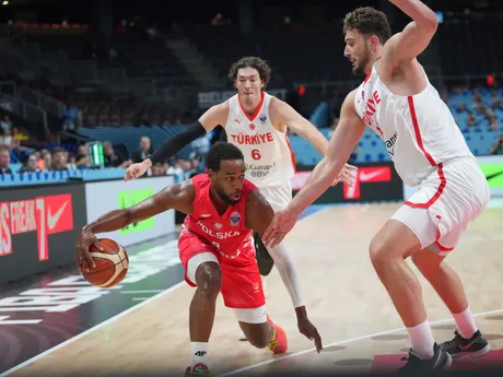 Alperen Sengun a Jordan Loyd počas zápasu Turecko - Poľsko vo štvrťfinále ME v basketbale 2025. 